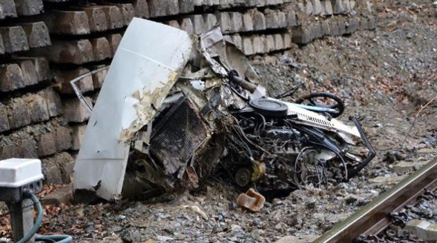 Tren, hemzemin geçitte otomobile çarptı: 1 ölü, 1 yaralı