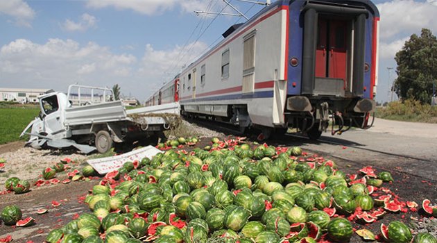 Tren ile karpuz yüklü kamyonet çarpıştı