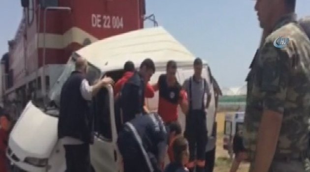 Tren minibüse çarptı: 7 ölü, 1 yaralı