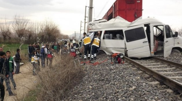 Tren, öğrenci servisine çarptı