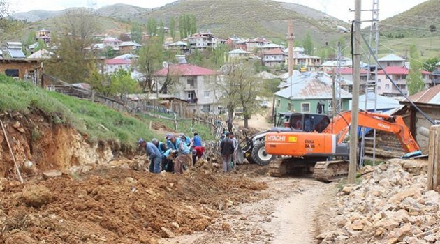 Tufanbeyli Belediyesi’nden yol çalışması