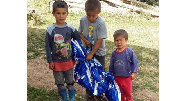 Tufanbeyli’de 400 çocuğa bayramlık