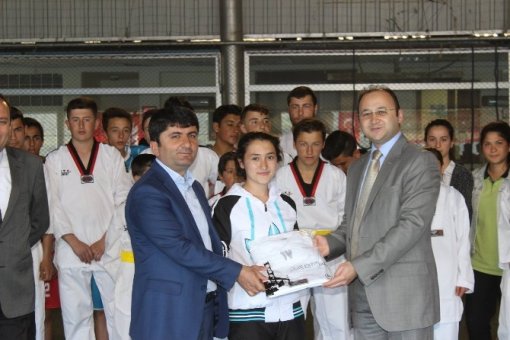 Tufanbeyli Kaymakamlığı’ndan Malzeme Yardımı