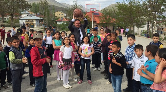Tufanbeyli'ye spor malzemesi desteği
