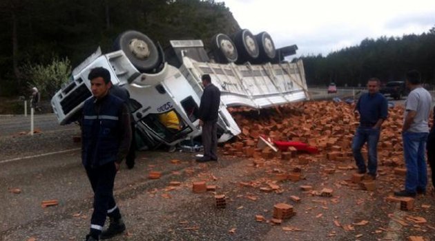 Tuğla yüklü kamyon devrildi: 1 yaralı