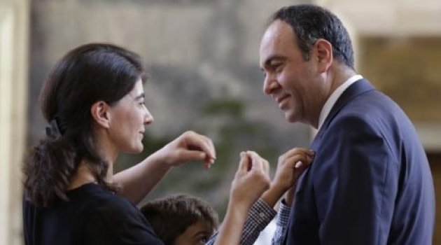 Tümer’in rozetini eşi ve oğlu taktı