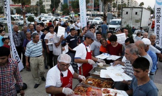 TÜMSİAD Adana’da iftar çadırı açtı