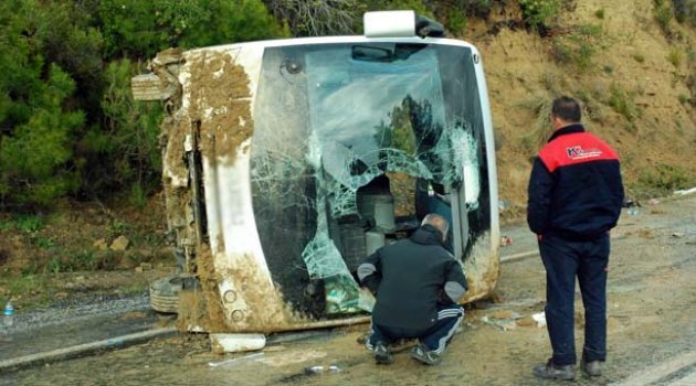 Tur otobüsü yan yattı: 1 turist öldü, 18 yaralı