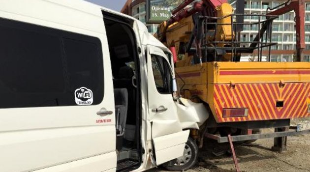 Tur otobüsüyle tur minibüsü çarpıştı: 8 yaralı