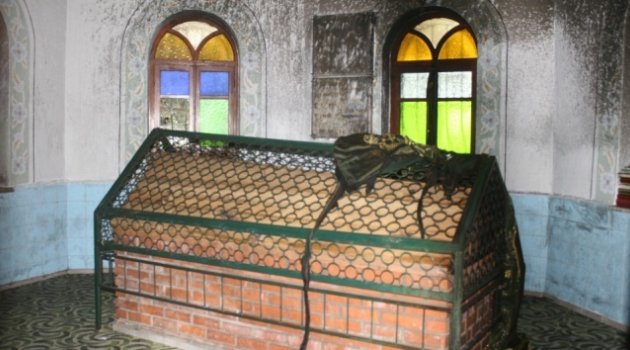 Türbe kundaklandı