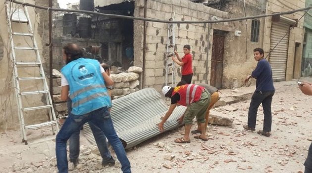 Türk ekibi yardım dağıttığı sırada bomba düştü