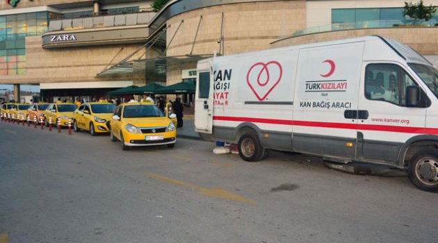 Türk Kızılayı gönüllü bağışçılardan kan topladı