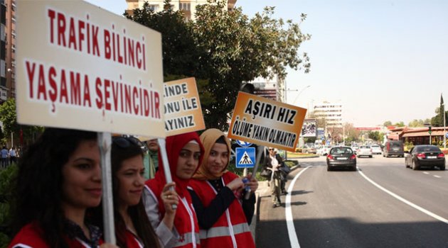 Türk Kızılayı gönüllüleri trafikte