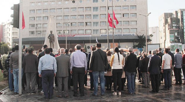 Türk Milleti Ata'sını anıyor
