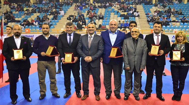 Türkiye büyükler ve veteranlar karate şampiyonası Adana'da sürüyor
