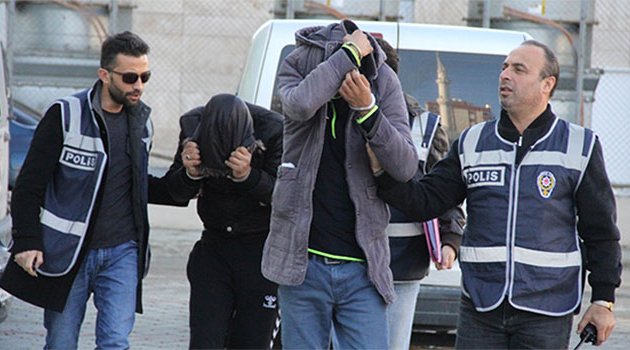 Türkü söyleyip oynayarak gittikleri adliyede tutuklandılar