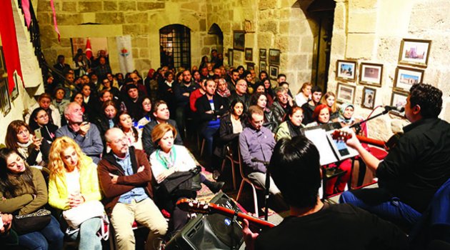 Türküler akustik rock tarzında dile geldi