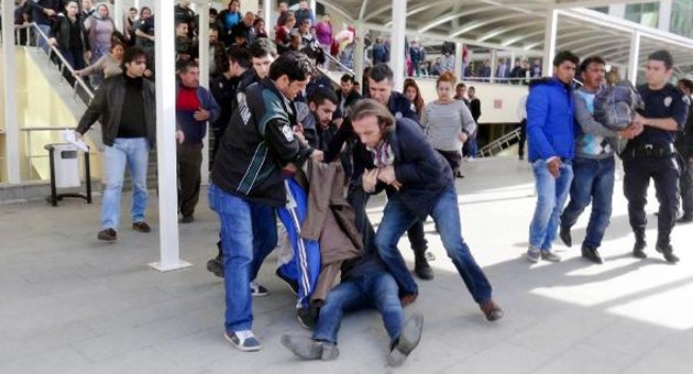 Tutuklanan eşine sarılmak isteyince arbede çıktı