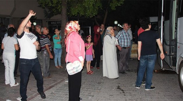 Tutuklanan polisleri “Türkiye’nin gururusunuz” tezahüratlarıyla uğurladılar