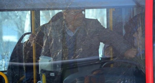 Ücretsiz ulaşım kartına el konulunca şoförü tartakladı