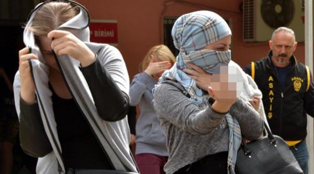 Ülkelerinden tatil için geldiler konsomatrislik yaparken yakalandılar