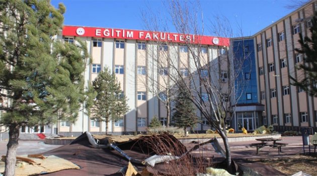 Üniversitenin çatısı uçtu: 4 yaralı
