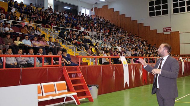 Üniversiteye hazırlanan gençlere doğru tercih ve kariyer semineri