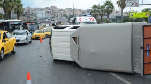 Unkapanı Köprüsü'nde kamyonet devrildi: 2 yaralı