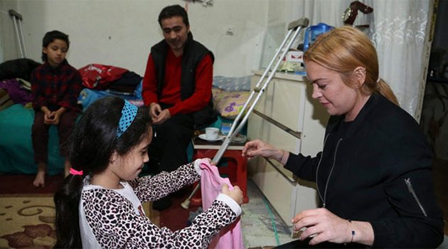 Ünlü Hollywood starı Lindsay Lohan Sultanbeyli'de Suriyeli aileyi ziyaret etti