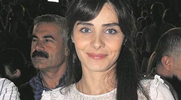 Ünlü oyuncu annesinin yanına taşındı