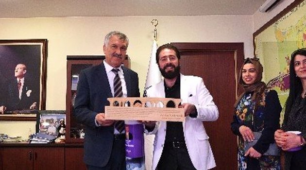 Ünlü Ressam Yuva, Başkan Karalar’ı Ziyaret Etti