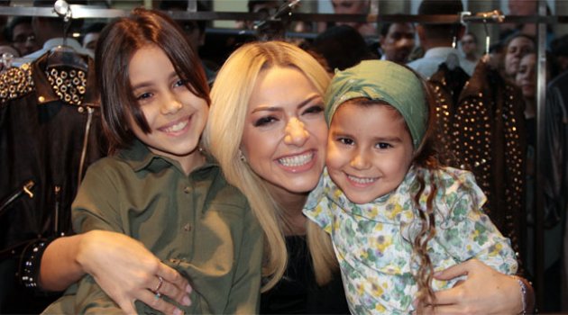 Ünlü şarkıcı Hadise sevenleri ile buluştu