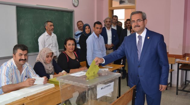 Ünüvar oyunu eşi ve kızıyla birlikte kullandı