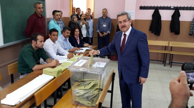 Ünüvar, oyunu eşi ve kızıyla kullandı