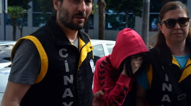 Üvey babasının annesini darp etmesine dayanamayınca...