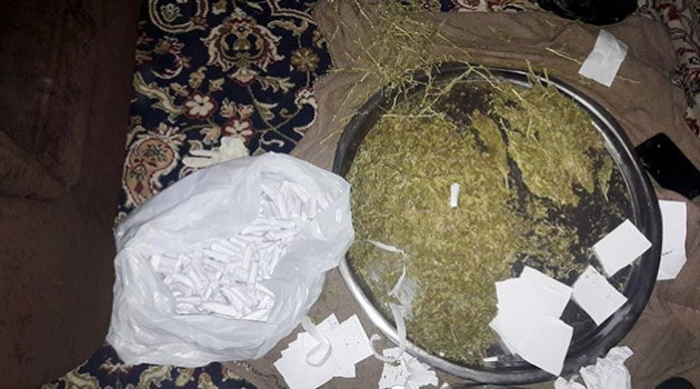 Uyuşturucu paketlerken yakalandılar