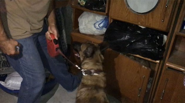 Uyuşturucu satıcısı anne ve kızı yakayı ele verdi
