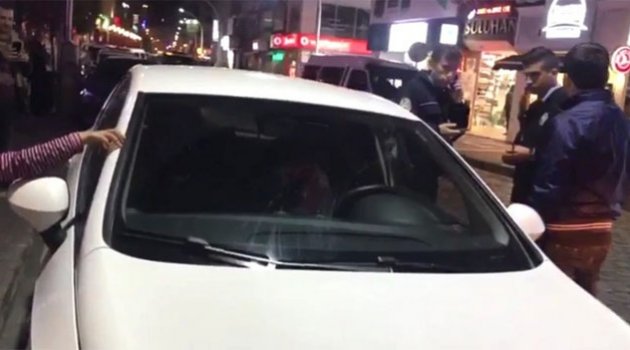 Uyuyan çocuğu otomobilde bıraktılar