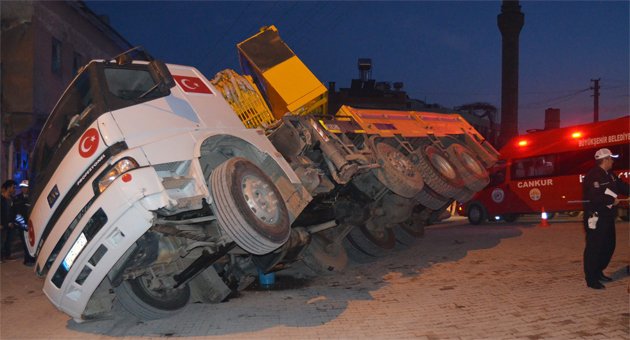Üzerine beton direk düşen işçi yaralı kurtuldu