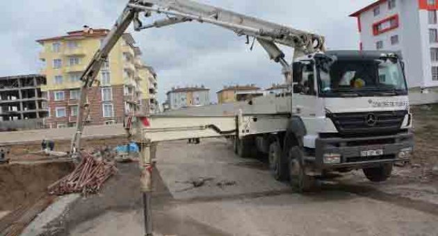 Üzerine beton pompası düşen işçi öldü