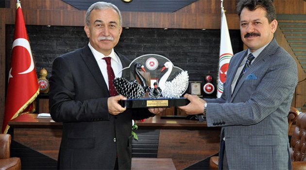 Vali Büyük adliyeden ‘Kanatlı Kozalak’larla uğurlandı
