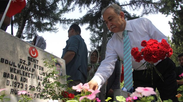 Vali Büyük Arife günü şehitliği ziyaret etti