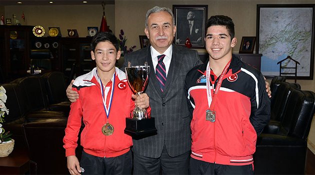 Vali Büyük Balkan Şampiyonu Güreşçileri ödüllendirdi