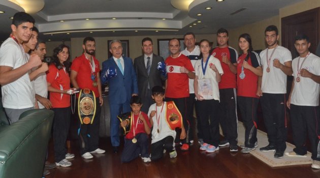 Vali Büyük MUAY THAİ ailesini kabul etti