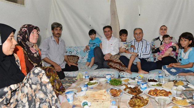 Vali Büyük, Suriyeli ailelerle iftarda bir araya geldi