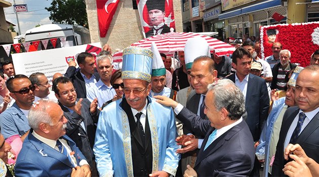 Vali Büyük Yılın Ahisi Suat Akray’a kaftan giydirdi