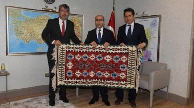 Vali Demirtaş’a Yöreye Özgü Kilim