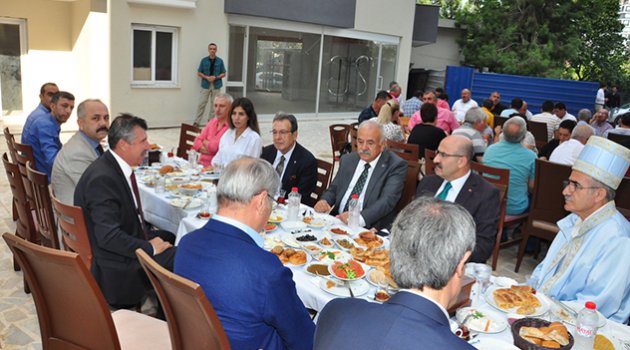 Vali Demirtaş esnaf sofrasında