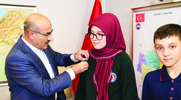 Vali Demirtaş, LGS birincisi Azra Kargı’ya altın taktı