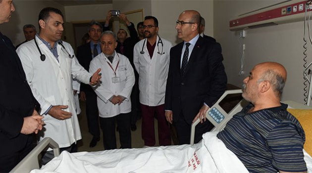 Vali Demirtaş, saldırıda kalp krizi geçiren valilik çalışanı Aktaş’a moral verdi